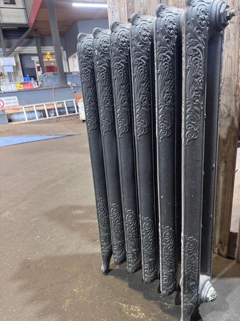 Antieke gietijzeren radiator - Decoratief en functioneel, Doe-het-zelf en Verbouw, Verwarming en Radiatoren, Ophalen, Gebruikt