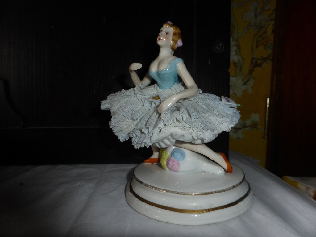 porseleinen ballerina beeldje met kanten rok Dresden, Ophalen of Verzenden, Gebruikt, Mens
