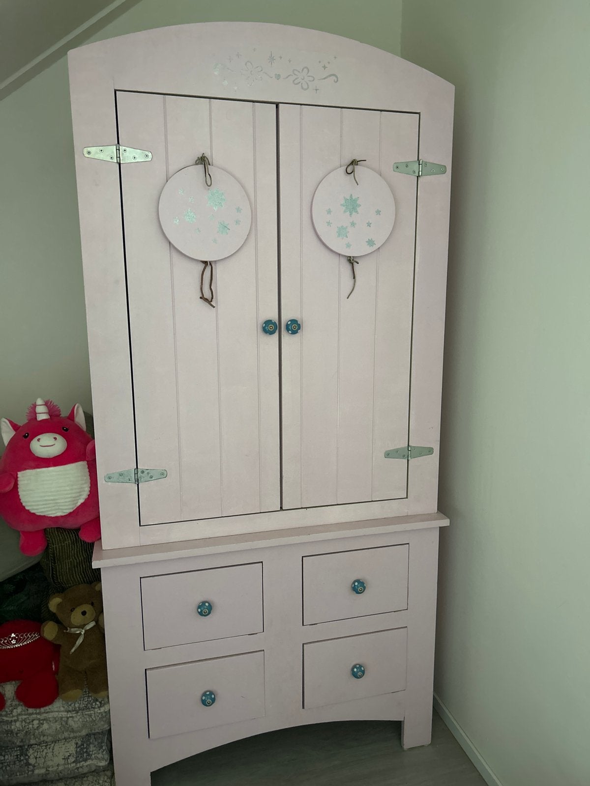 Roze houten kinderkast met lades en planken, Kinderen en Baby's, Kinderkamer | Commodes en Kasten, Ophalen, Gebruikt, Kast, 50 tot 70 cm