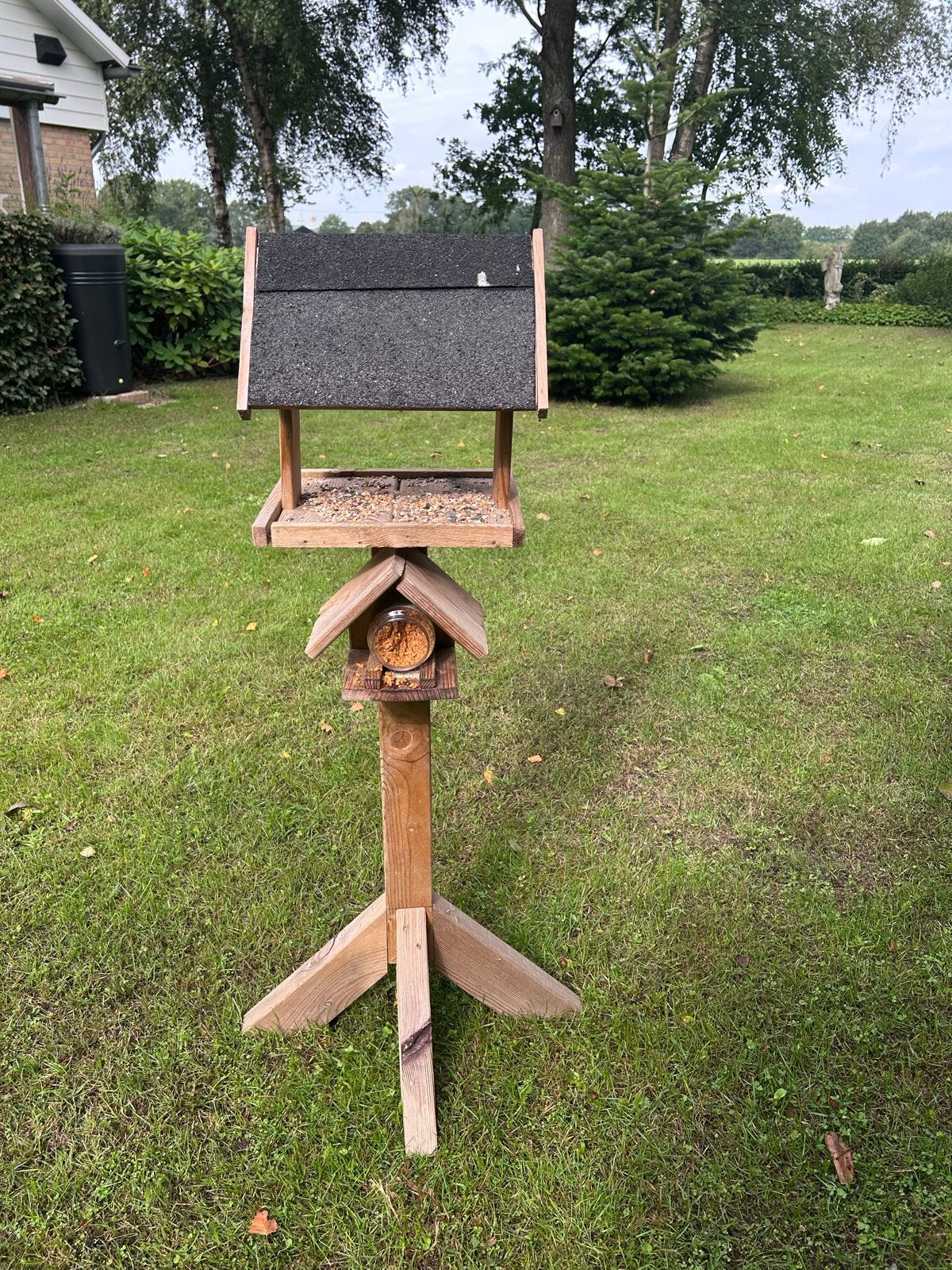 Houten vogelvoederhuis op standaard, Tuin en Terras, Ophalen, Gebruikt
