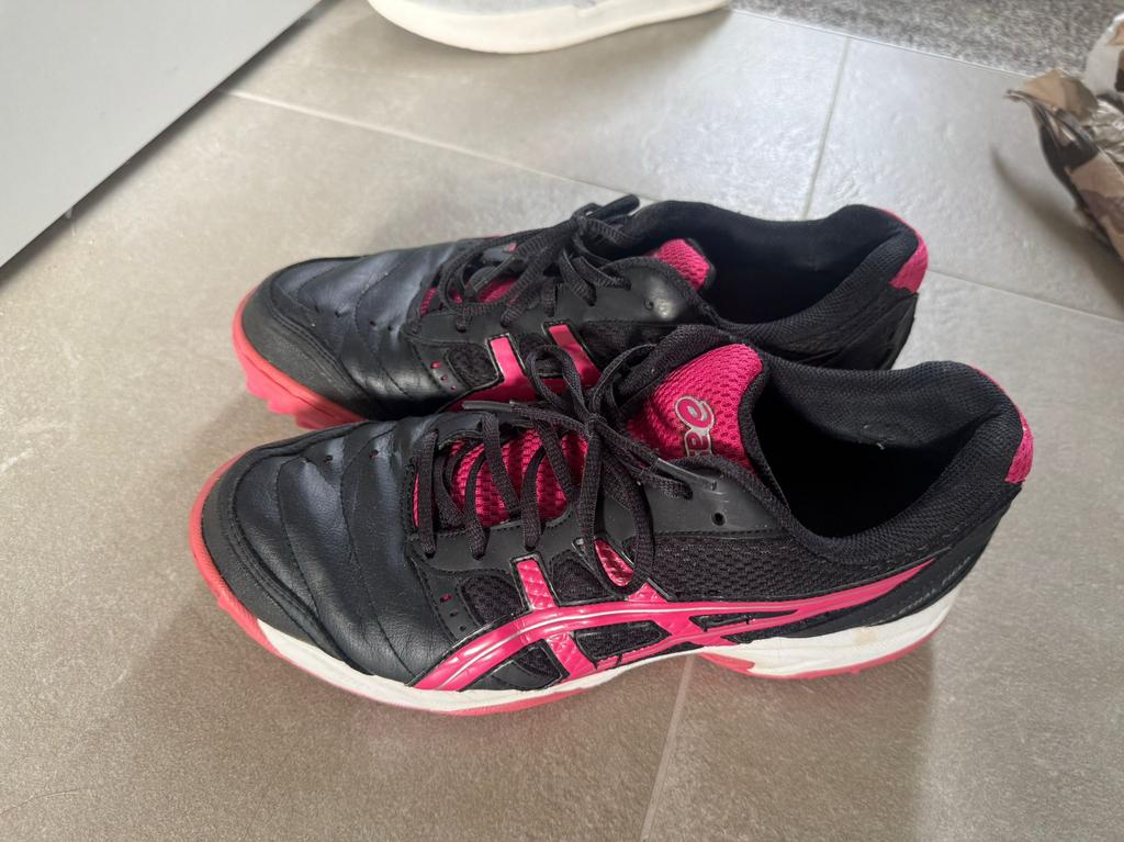 Asics Field leren dames hockeyschoenen veldschoenen 42, Ophalen of Verzenden, Zo goed als nieuw, Schoenen