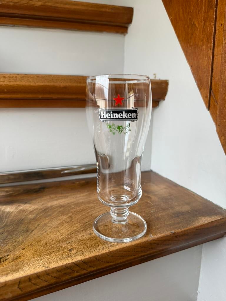 Heineken bierglas op voet, Ophalen of Verzenden, Zo goed als nieuw, Glas of Glazen, Heineken