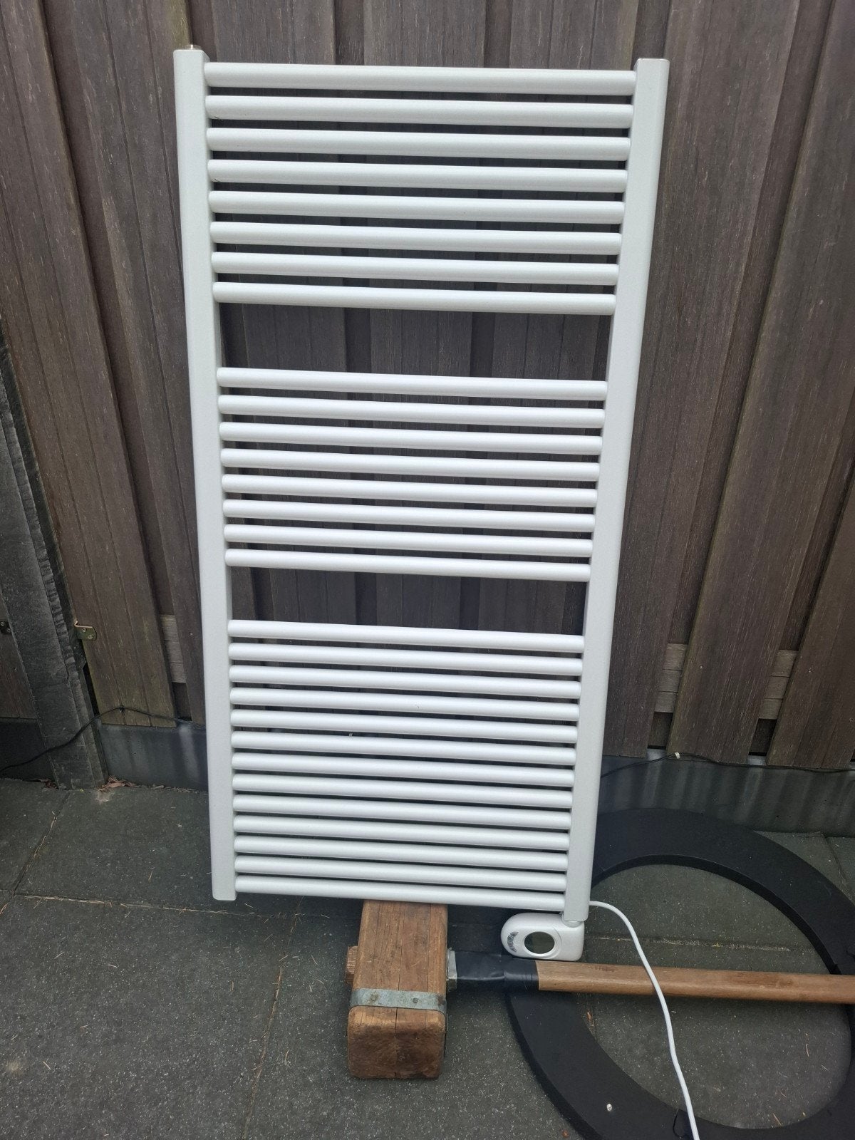 Elektrische badkamer radiator met ophangsysteem, Ophalen, Radiator, Minder dan 60 cm, Zo goed als nieuw