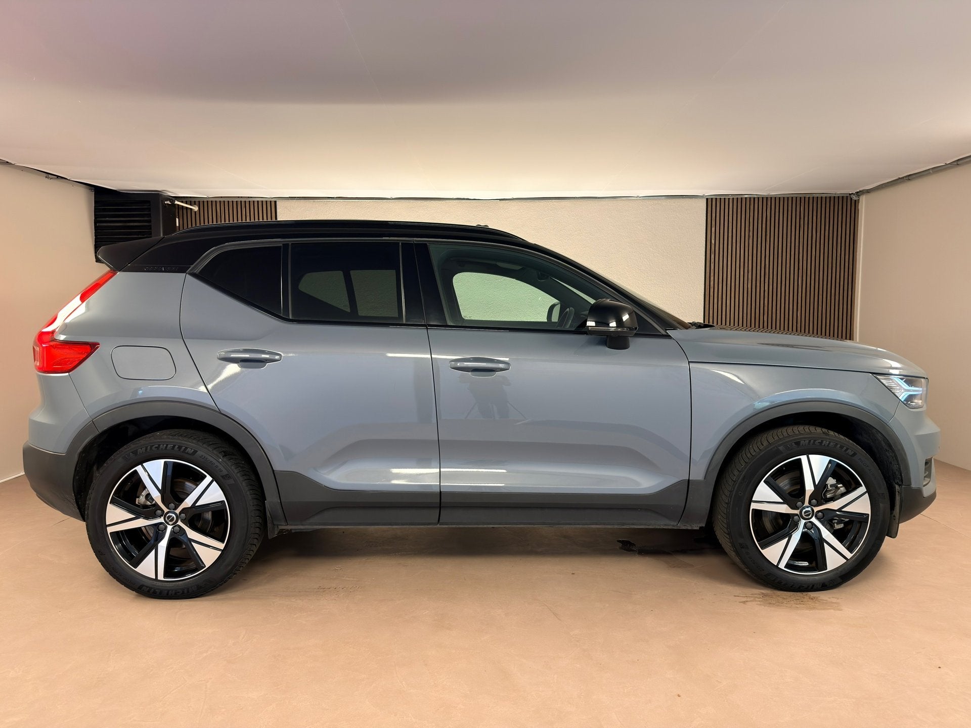 Volvo XC40 1.5 T4 Recharge R-Design, Pano, 360 camera,, Gebruikt, 48 km/l, 129 pk, Blauw