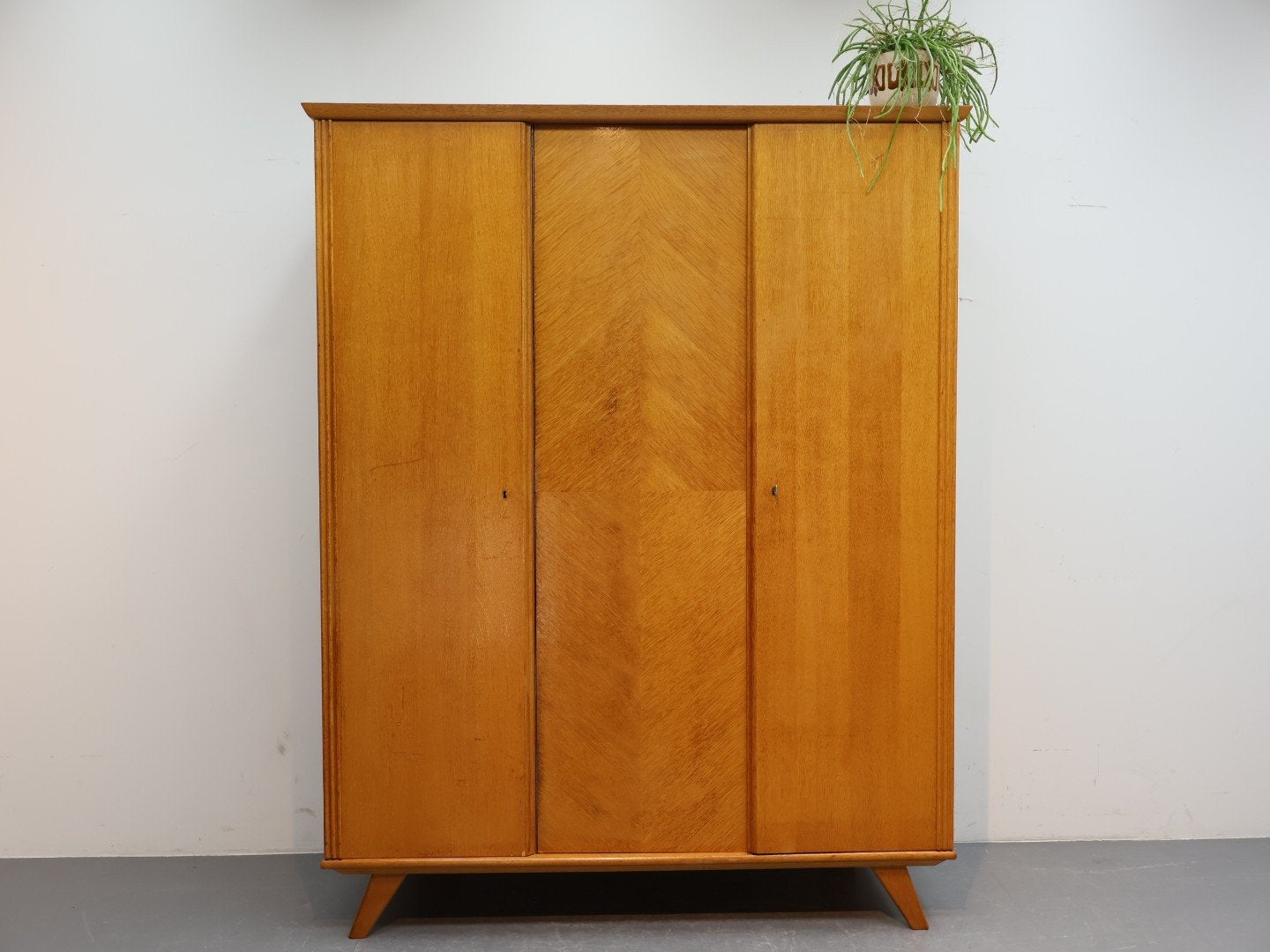 Vintage kledingkast 3 deurs eiken schuine poten, Ophalen, Met deur(en), Gebruikt, 100 tot 150 cm