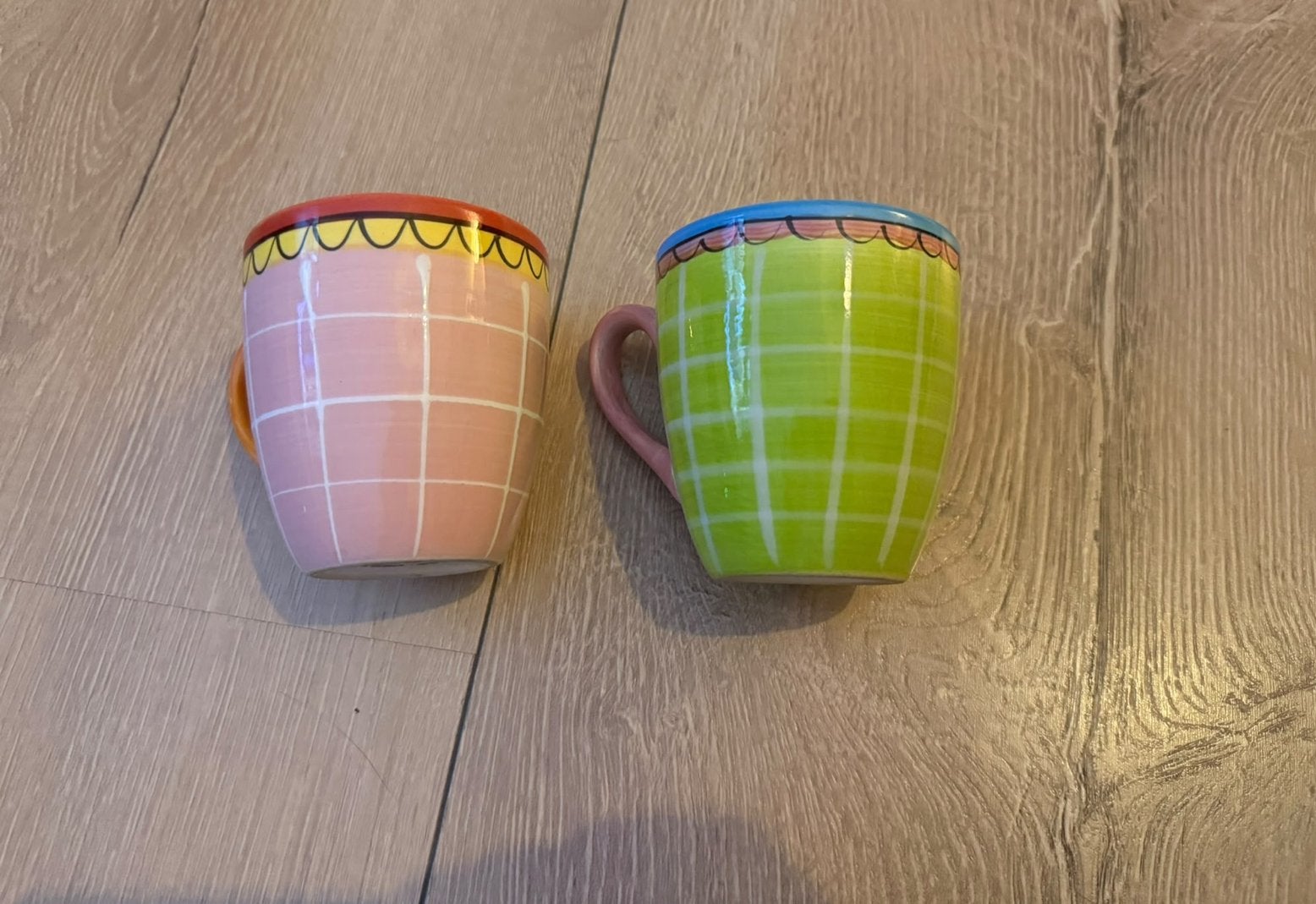 2x Blond Amsterdam ‘Even bijkletsen’ groen/roze kopje, Gebruikt, Modern, Aardewerk, Blond Amsterdam