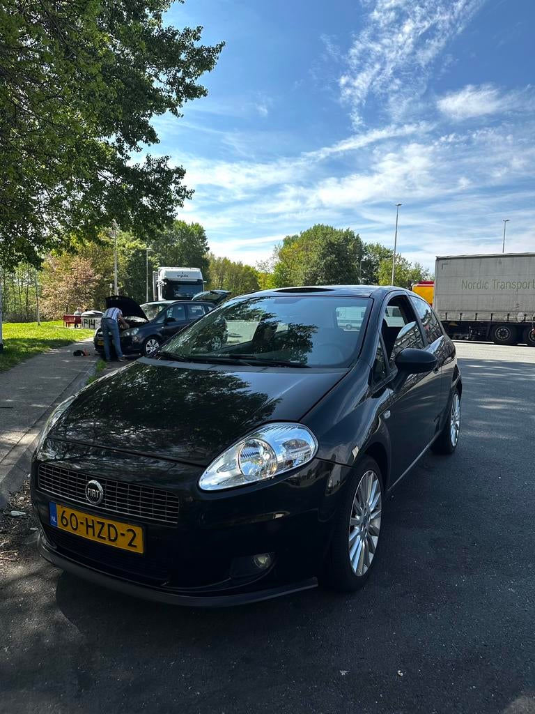 Fiat Grande Punto sport 1.2 8v Pano/Cruise/Airco/Nwe Distrb, Auto's, 40 €/maand, 1242 cc, 4 cilinders, Zwart