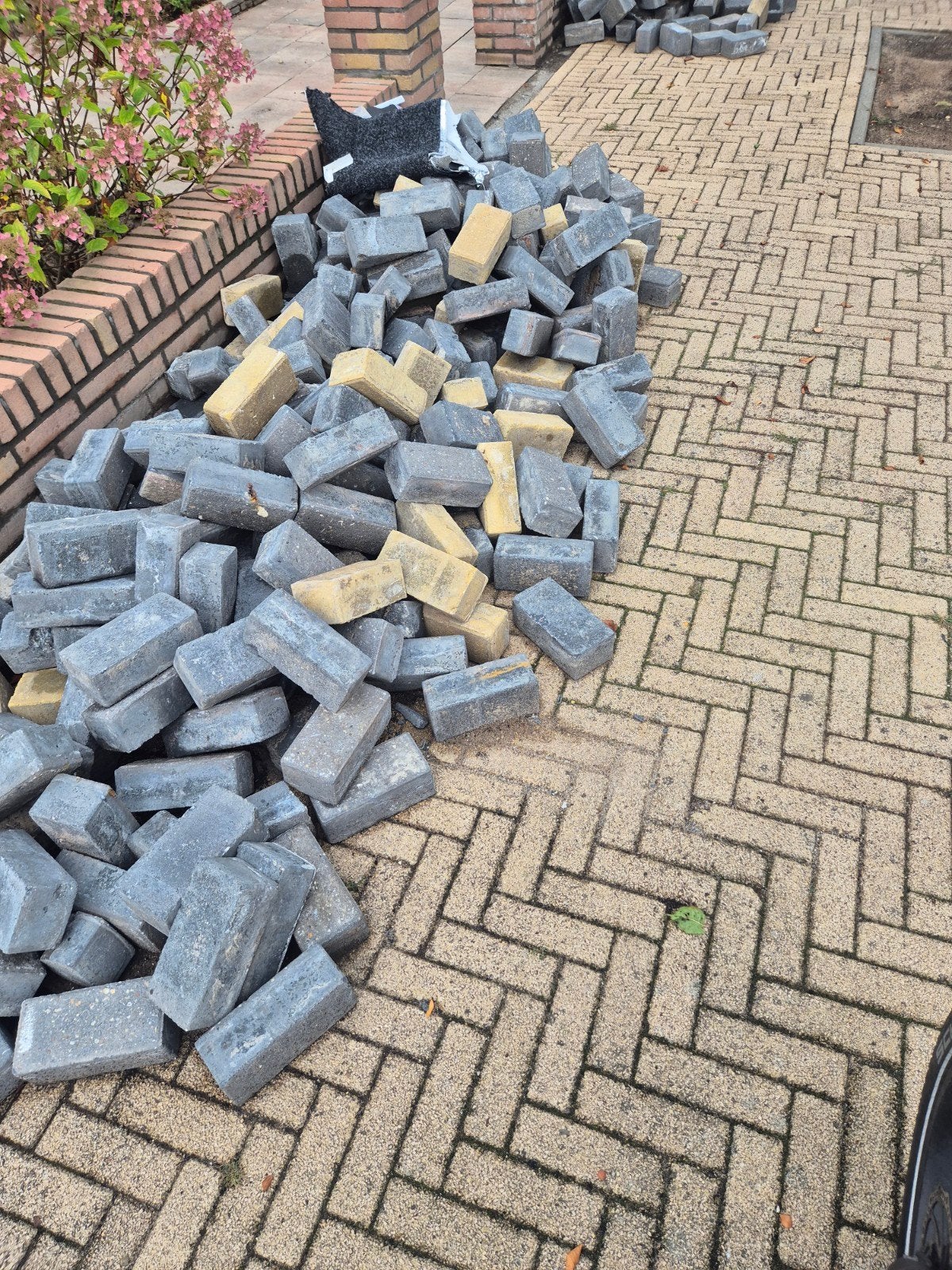 klinkers grijs wat geel, Tuin en Terras, Ophalen of Verzenden, Beton, Klinkers