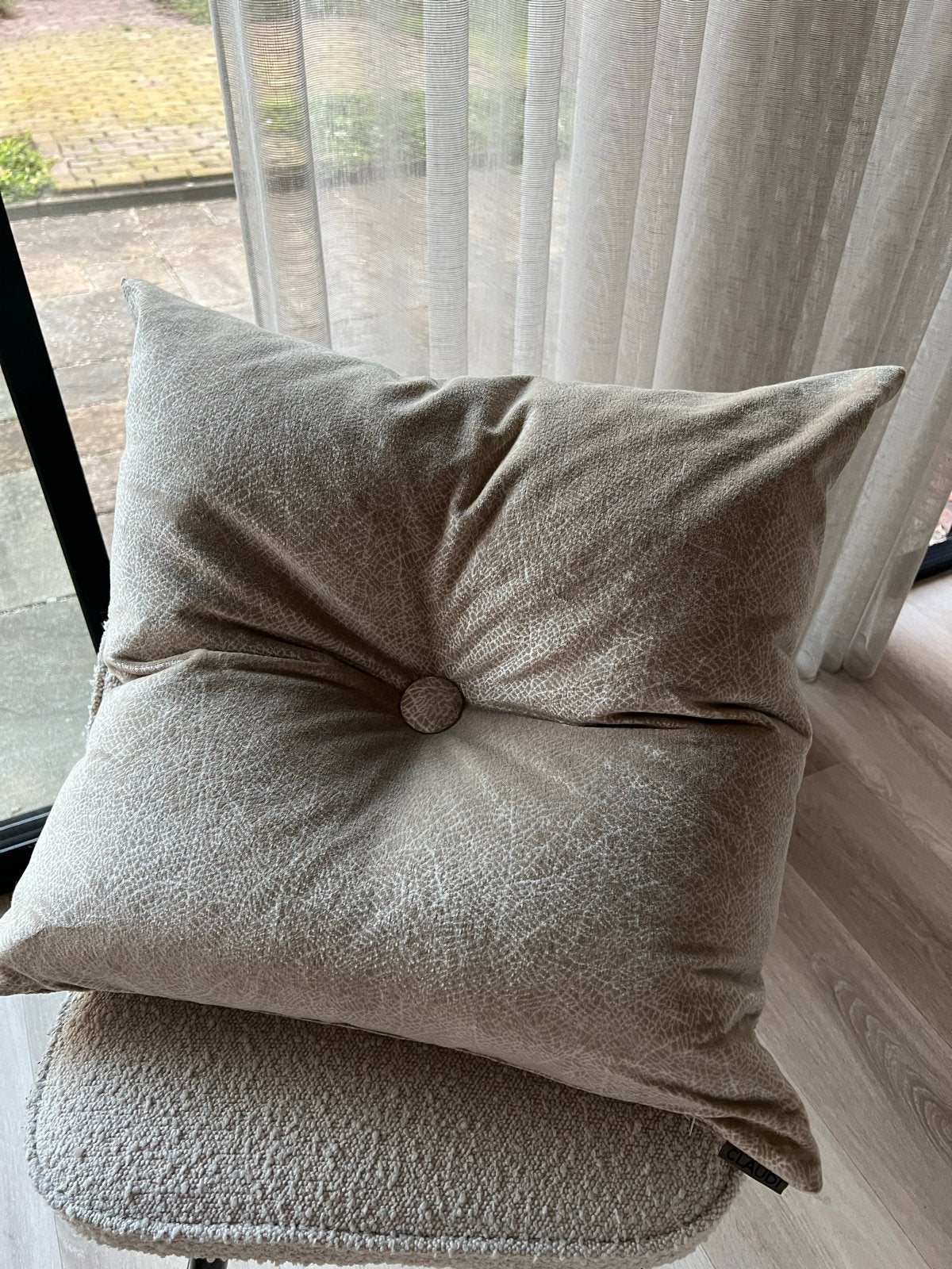 Claudi sierkussen 55x55 cm met eendenveren vulling, Huis en Inrichting, Inclusief binnenkussen, Beige, Vierkant, Nieuw