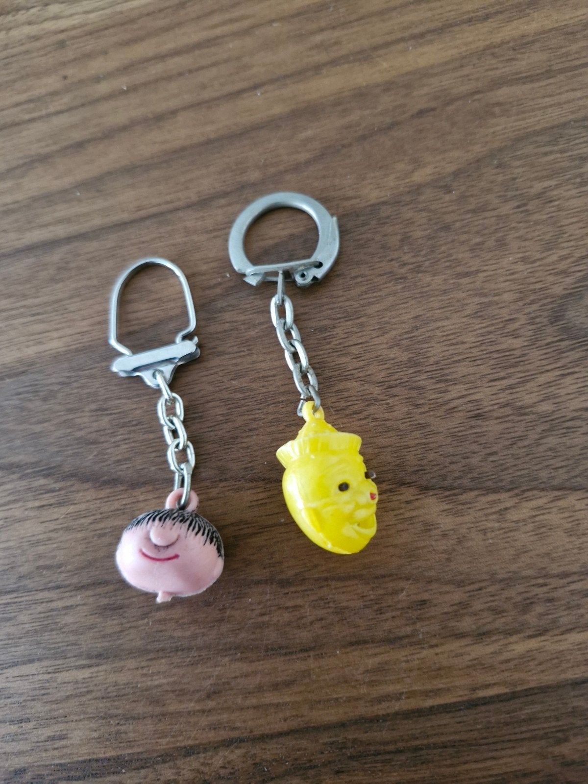 515 Vintage sleutelhangers: Roze hoofdje en gele beer, Ophalen of Verzenden, Gebruikt, Knuffel of Figuurtje