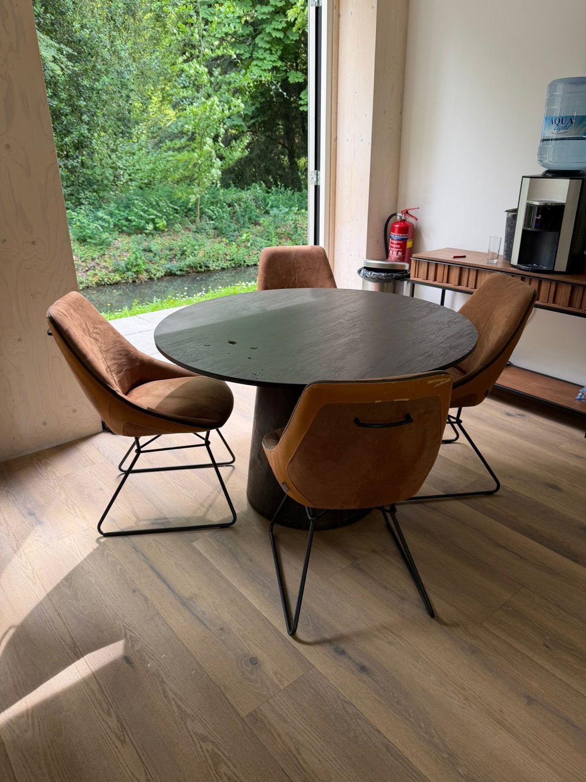 Eettafel met 4 suède en leren stoelen ca120cm, Ophalen, Gebruikt, 100 tot 150 cm, Rond