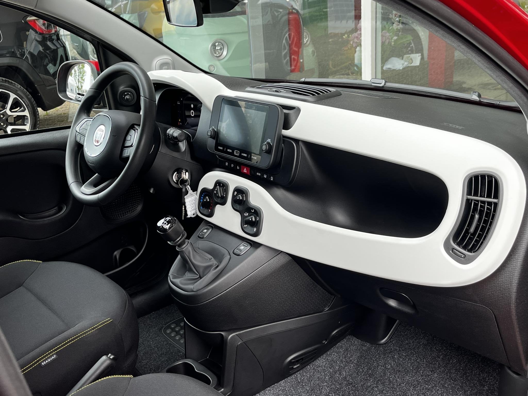 Fiat Panda 1.0 Hybrid Pandina | Airco | Apple-Android | RED, Auto's, Fiat, Stof, Euro 6, Panda, 4 stoelen