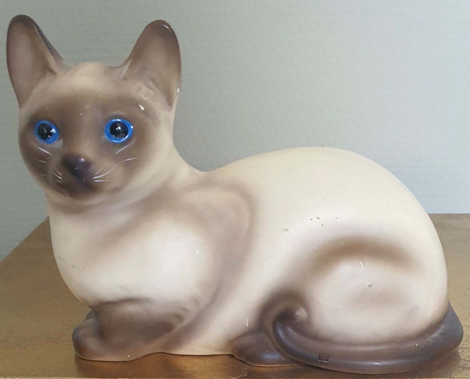 Beeld siamees of ander ras kat / poes liggend 1960, Ophalen of Verzenden, Handgemaakt, Beeld, Minder dan 20 cm