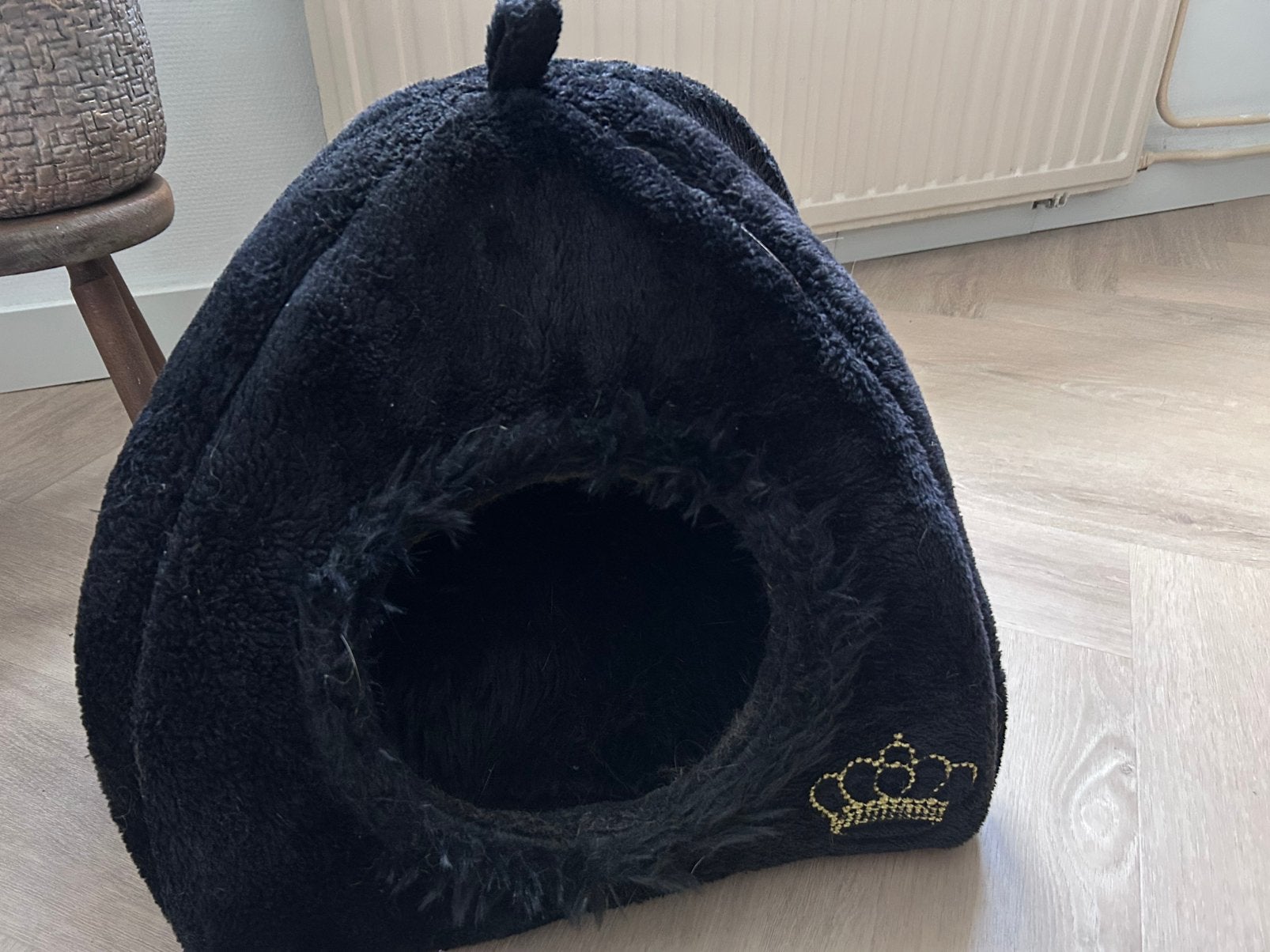Mooi kattenhuisje iglo zwart pluche met gouden kroontje, Ophalen of Verzenden, Zo goed als nieuw, Pluche