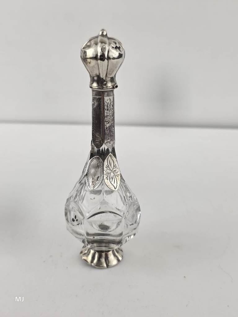 Parfumflesje met zilveren dop                            D39, Gebruikt, ., Ophalen of Verzenden, .