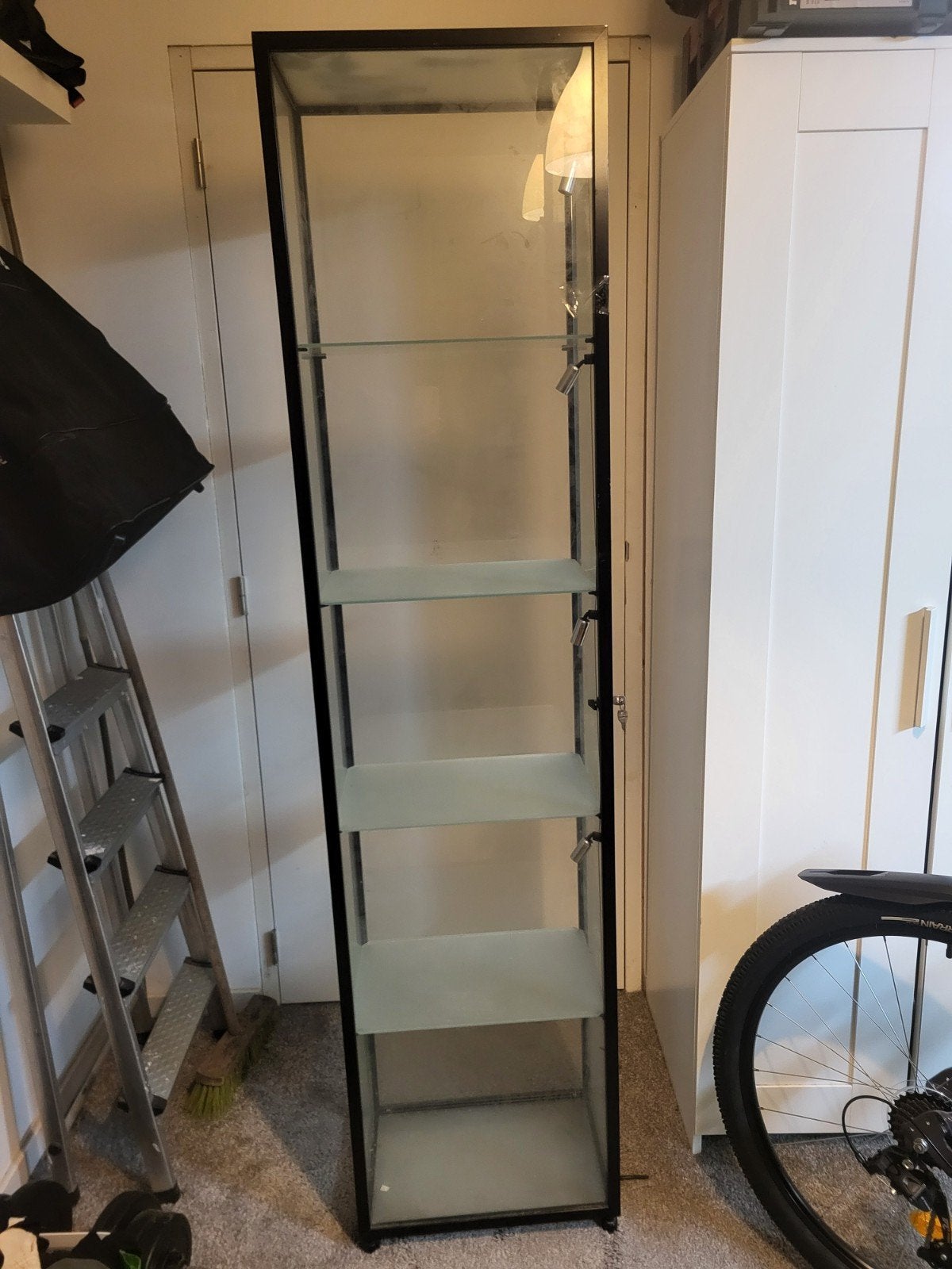 Glazen vitrinekast met metalen frame en planken, Ophalen, 50 tot 100 cm, Glas, Modern