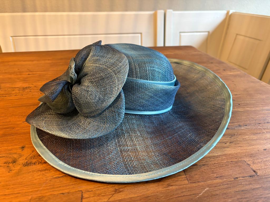 Licht en donkerblauwe dames hoed, Kleding | Dames, Hoeden en Petten, Ophalen of Verzenden, Zo goed als nieuw, One size fits all