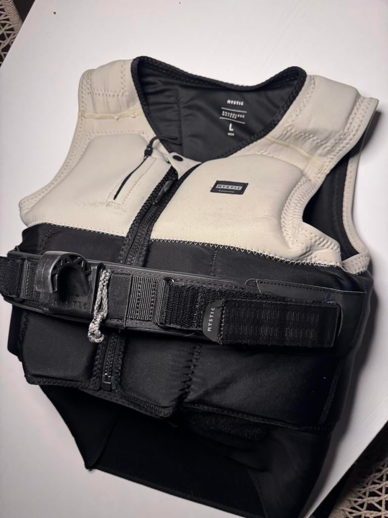 Mystic Endure wingsurf harness en inpact vest maat L, Watersport en Boten, Wingsurfen, Ophalen of Verzenden, Zo goed als nieuw