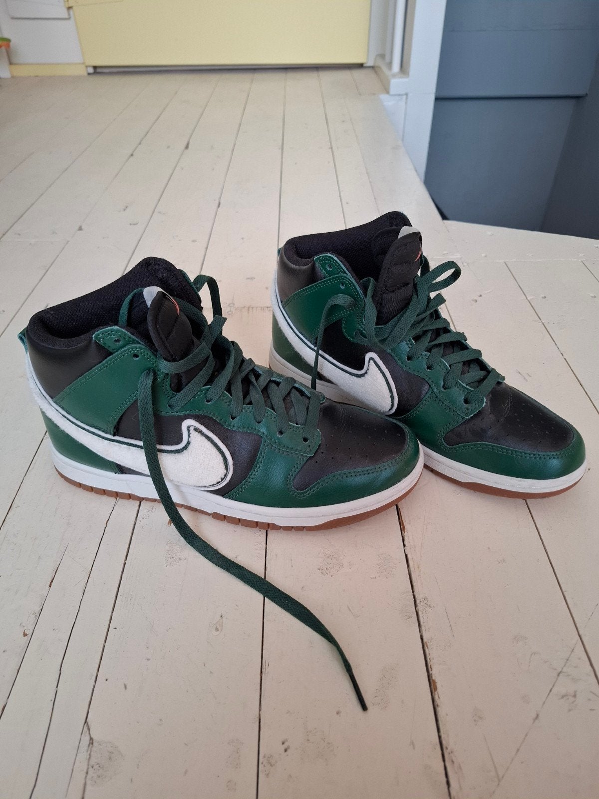 Nike Dunk High Retro Chenille Swoosh - Groen/Zwart/Wit, Kleding | Dames, Verzenden, Nike, Sneakers of Gympen, Gedragen