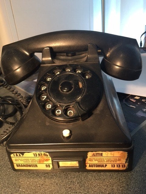 zeer oud telefoontoestel met stickers, Ophalen, Overige soorten, Nederland, Overige typen