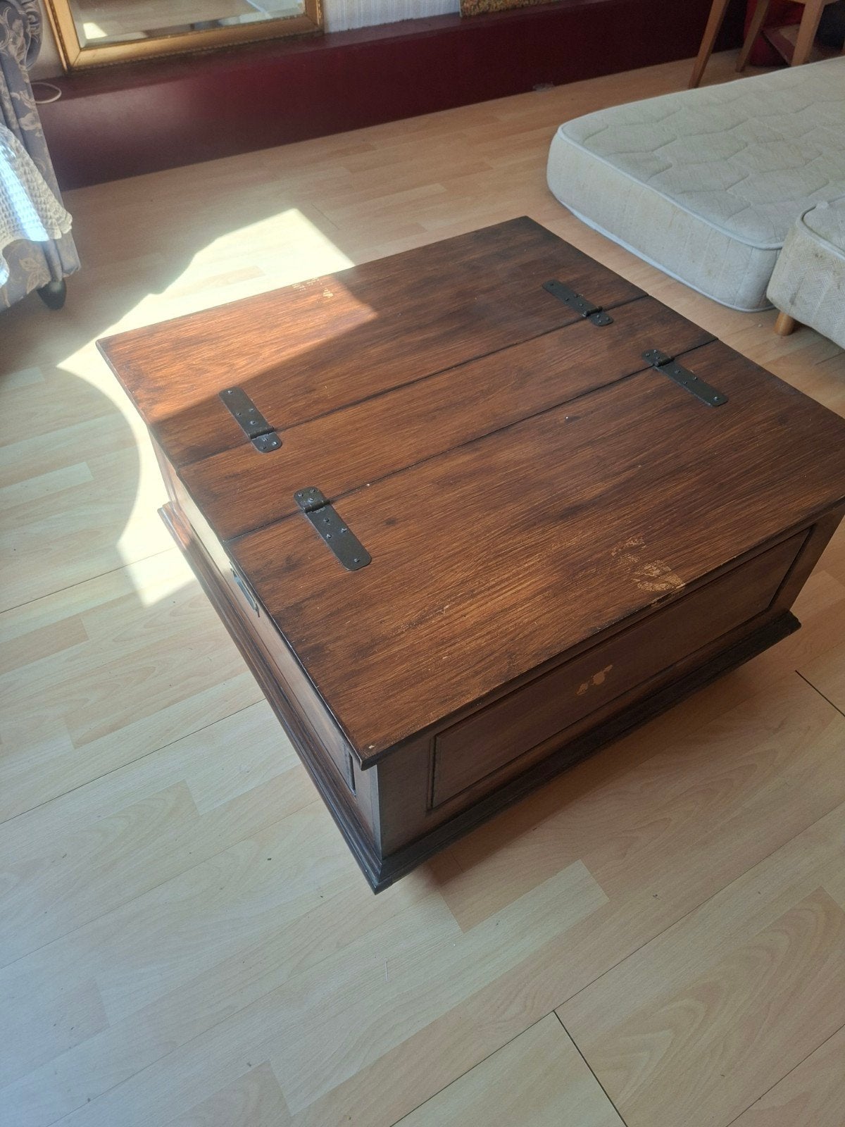 Houten kist/salontafel met opbergruimte (69x69x45 cm), Huis en Inrichting, Tafels | Salontafels, Ophalen, Gebruikt, 50 tot 100 cm