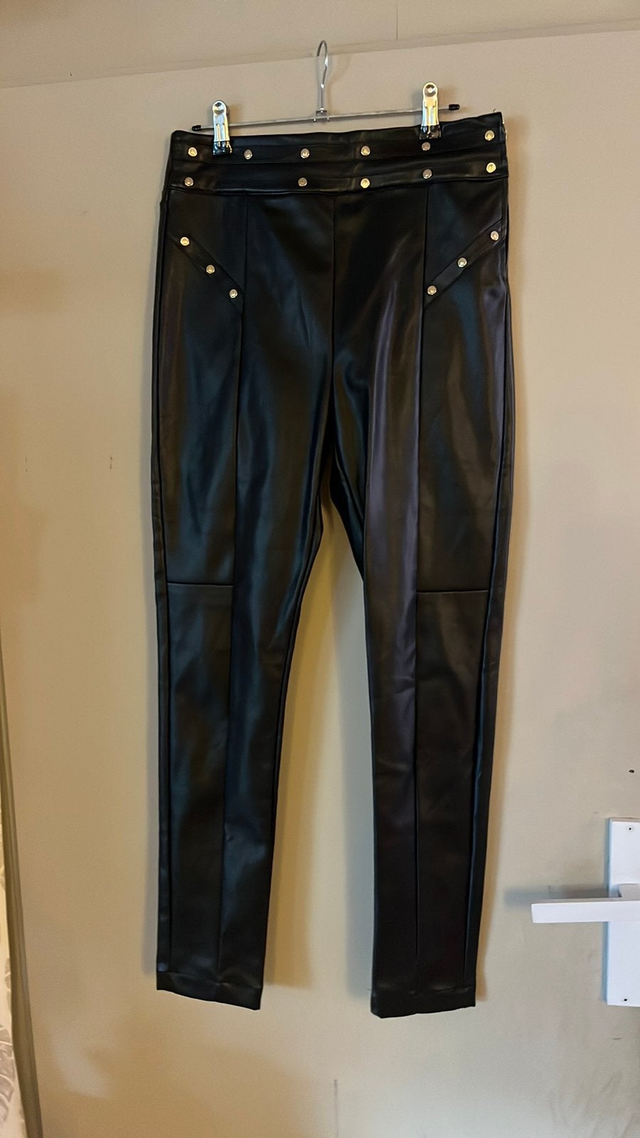 Nikkie ellery studs pants 38, Kleding | Dames, Maat 38/40 (M), Kort, Zwart, Nieuw