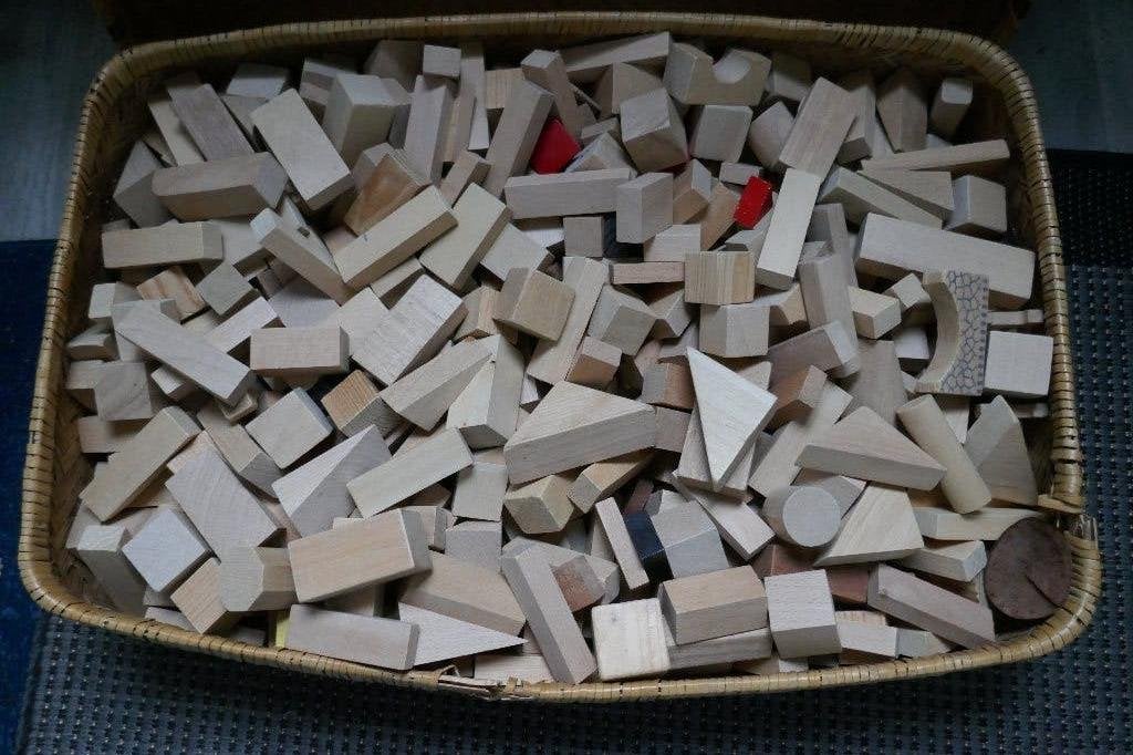 houten blokken allerlei, in ouderwetse sokkenmand, Ophalen of Verzenden, Gebruikt, Overige typen