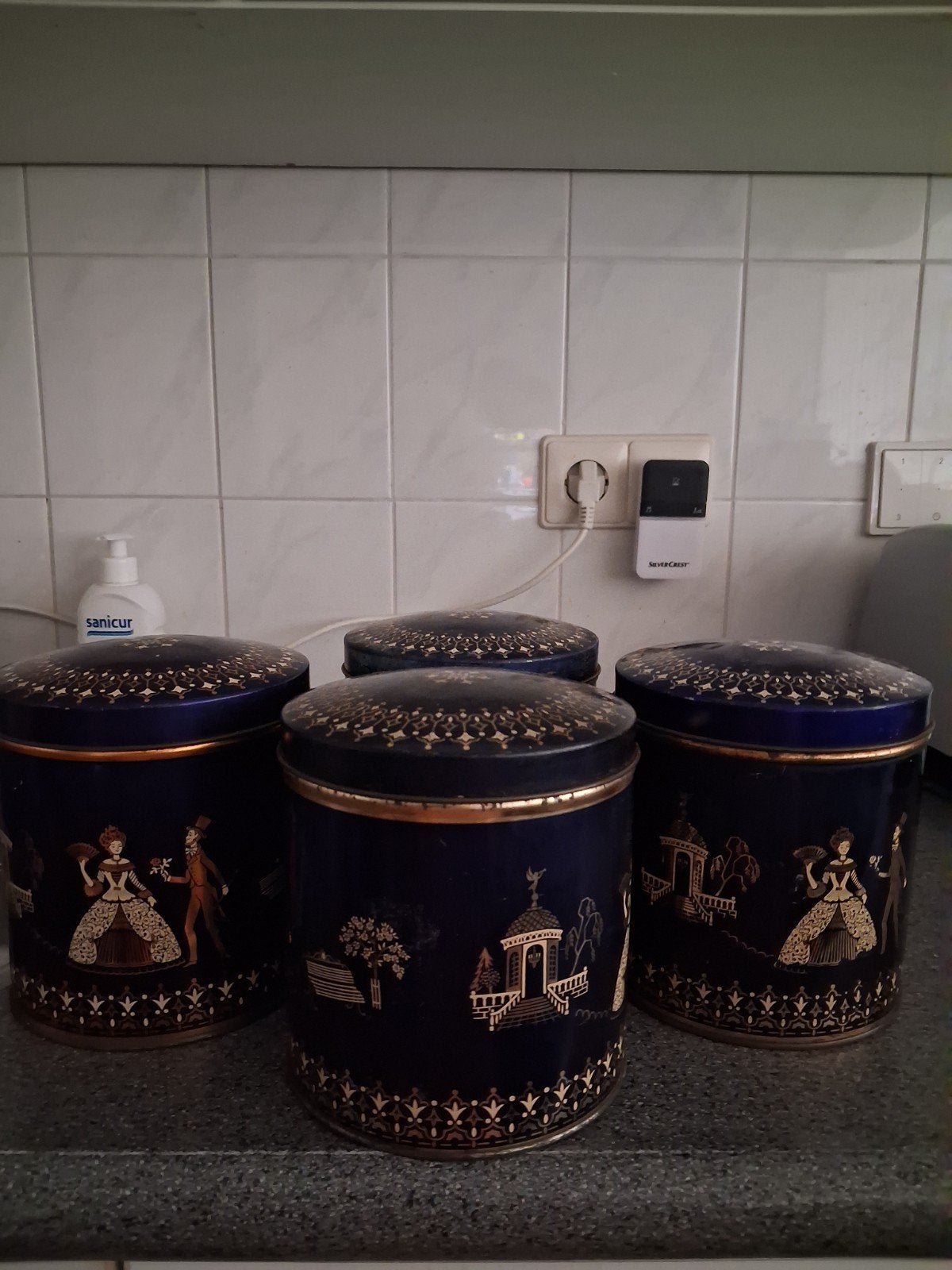 NOSTALGIE ! UNIEKE DONKERBLAUWE BLIKKEN FRAAI GEDECOREERD, Verzamelen, Blikken, Ophalen of Verzenden, Gebruikt, Overige, Overige merken