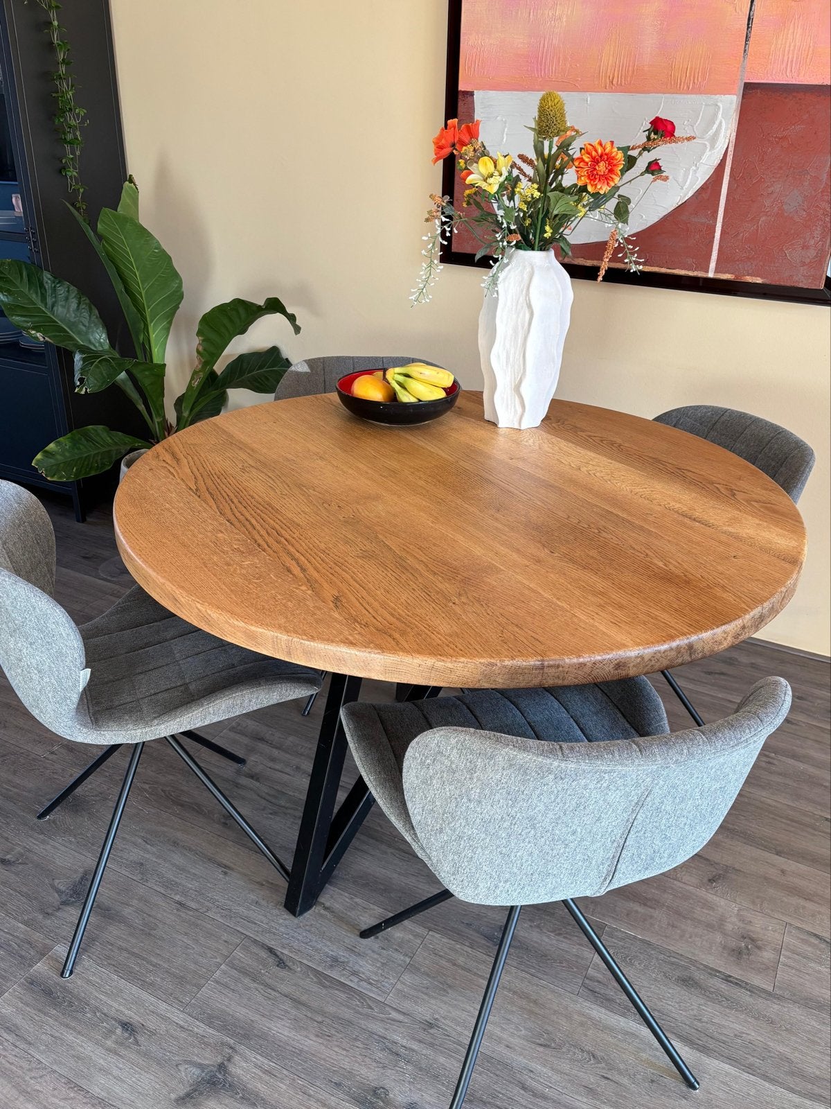 Ronde eettafel 120 cm massief hout met zwart stalen driepoot, Huis en Inrichting, Tafels | Eettafels, Ophalen, 100 tot 150 cm