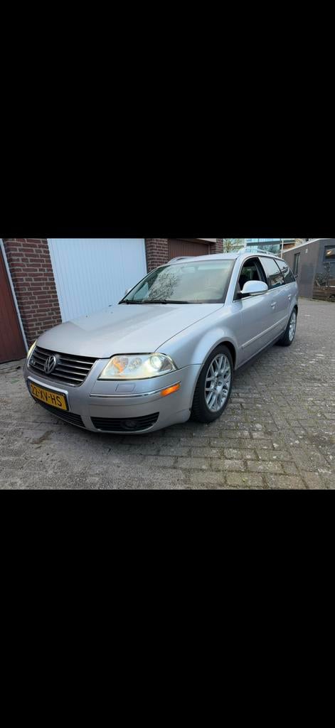 Volkswagen Passat 2004 Grijs W8 LEES DE ADVERTENTIE, Auto's, Volkswagen, Zwart, Automatische klimaatregeling, Leder, Vierwielaandrijving