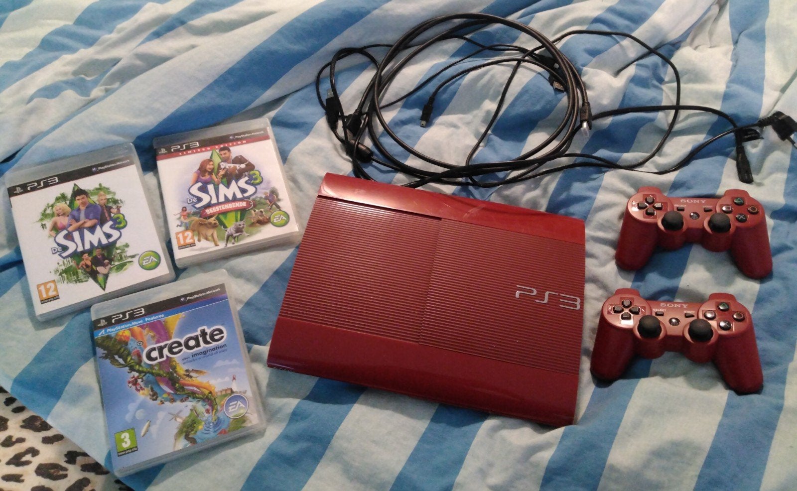 PlayStation 3 Super Slim Garnet Red., Spelcomputers en Games, Gebruikt, Super Slim, Met 2 controllers, Ophalen of Verzenden