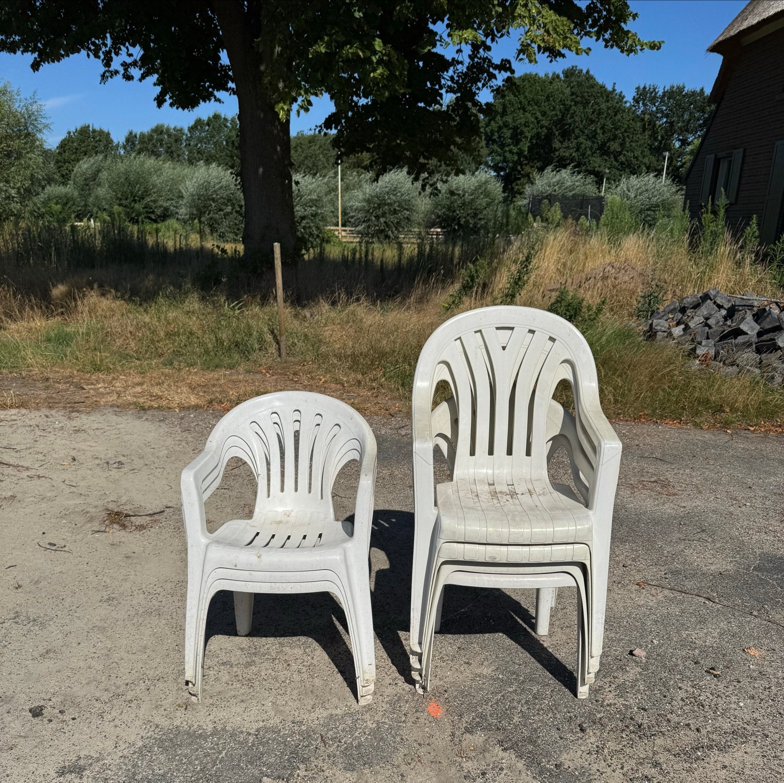 Witte plastic tuinstoelen - 7 stuks + 2 voetenbankjes, Ophalen, Gebruikt, Plastic, Stapelbaar