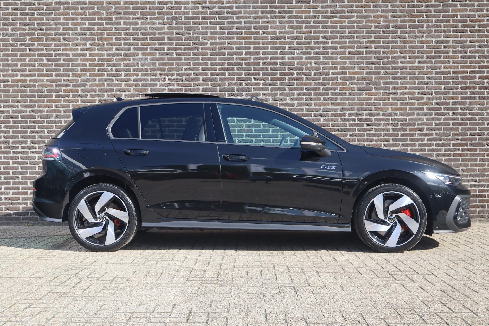Volkswagen Golf GTE 1.5 eHybrid 272pk | SoH 100% | Panoramad, 12 maanden, 4 cilinders, 150 min, 1700 kg