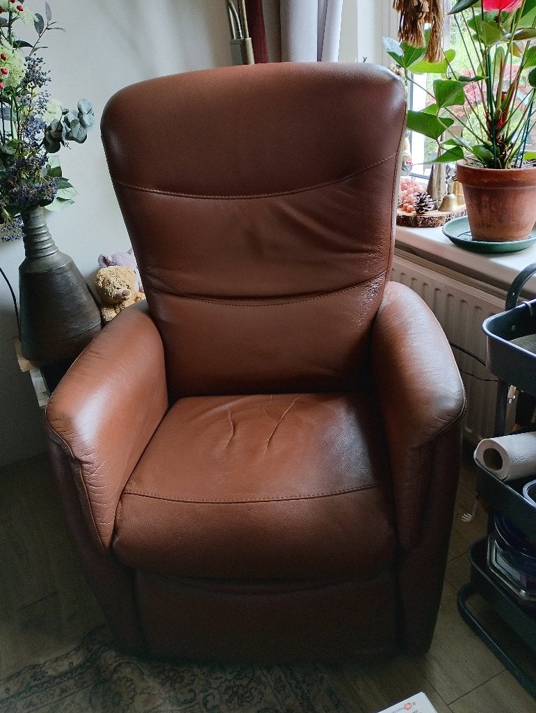 electrische relax sta-op stoel, Huis en Inrichting, Stoelen, Ophalen, Leder, Gebruikt, Bruin
