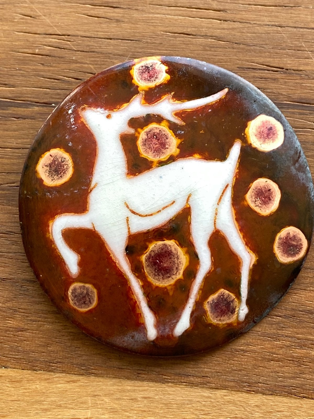 Prachtige Art Deco emaille broche van hert., Ophalen of Verzenden, Zo goed als nieuw, 4 tot 7 cm, Koper