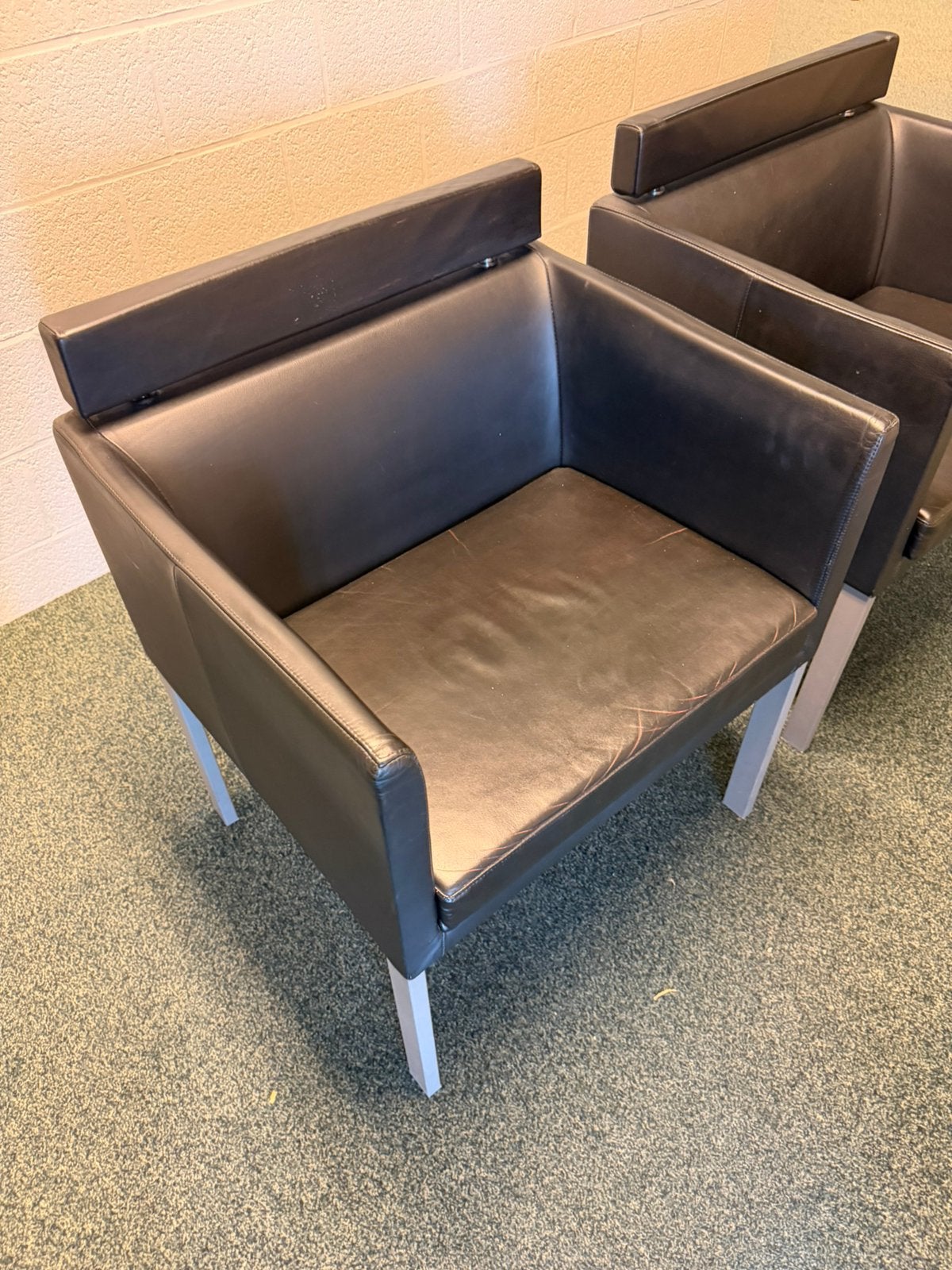 Strak Design fauteuils 2 stuks zwart leder igst, Ophalen, Zo goed als nieuw, 75 tot 100 cm, 50 tot 75 cm
