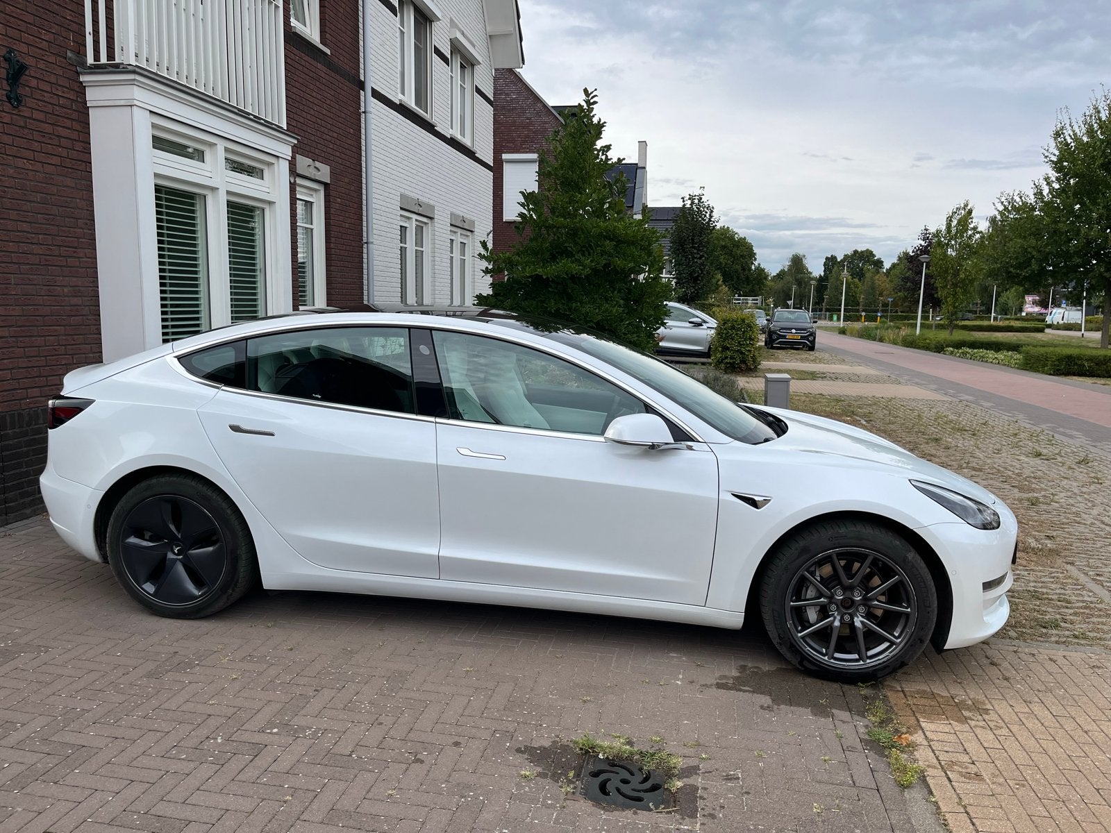 Tesla Model 3 originele Aero velgen met goede zomerbanden, Ophalen, 18 inch, Gebruikt, Banden en Velgen