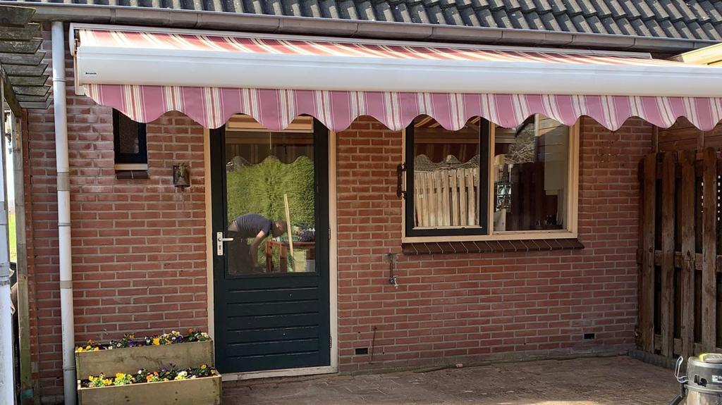 Sunpoint knikarm zonnescherm 4,71 meter elektrisch, Tuin en Terras, Parasols, Zo goed als nieuw, Zweefparasol, Ophalen