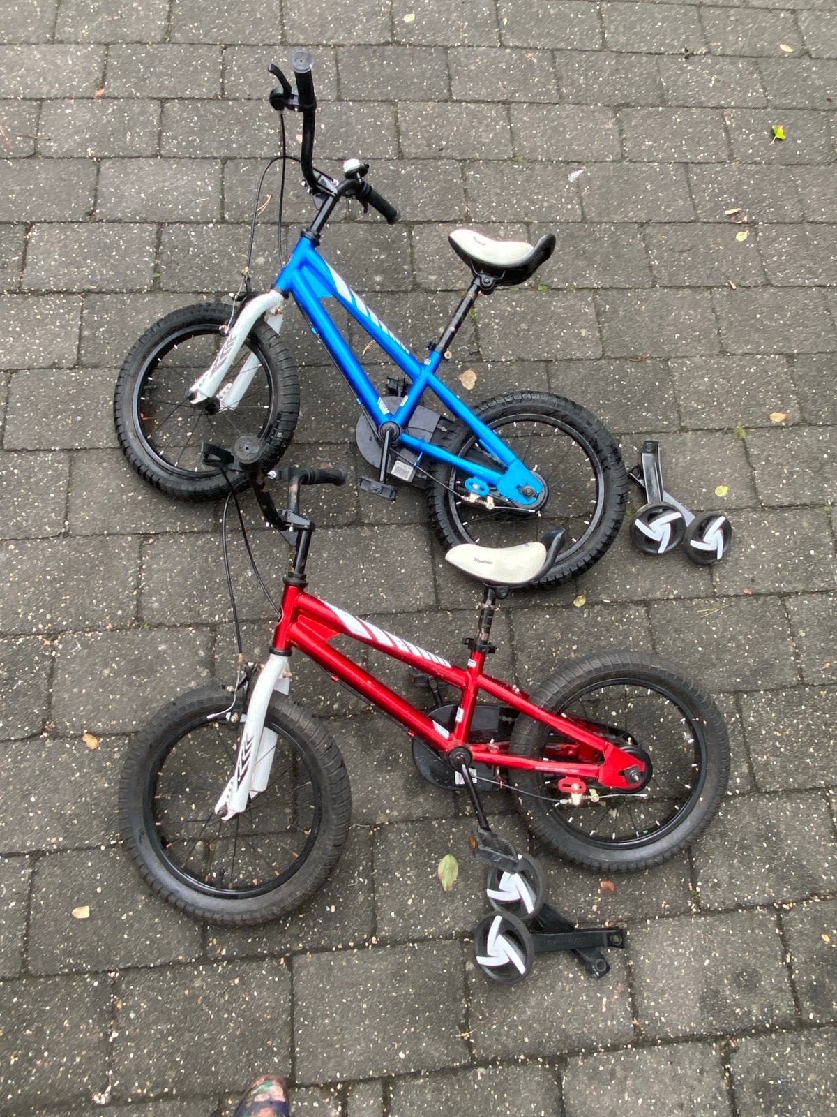 2 RoyalBaby kinderfietsen, peuterfiets 16 in met zijwieltjes, Fietsen en Brommers, Fietsen | Kinderfietsjes, Ophalen, Zijwieltjes