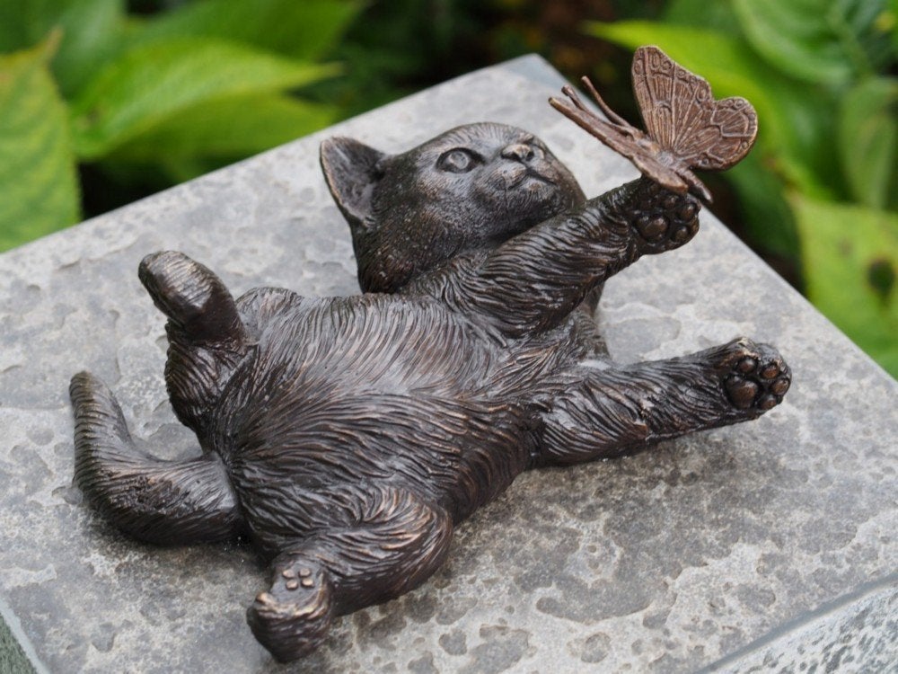 Bronzen beeld/ Kitten spelend met vlinder / brons / poes/kat, Dierenbeeld, Nieuw, Info@huisentuindecoratiemarie.nl, Huis en tuin decoratie marie