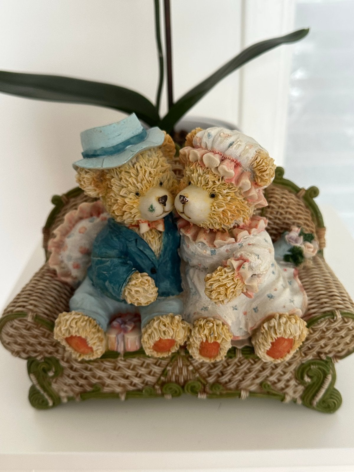 Vintage beren spaarpot op rieten bankje, Ophalen of Verzenden, Gebruikt, Overige materialen, Dier