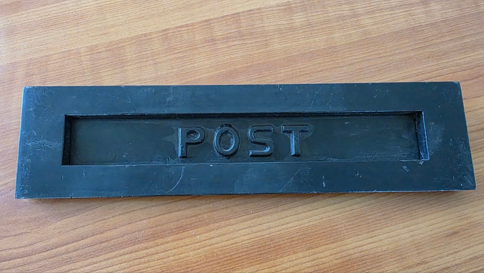Zwarte gietijzeren brievenbusklep met 'POST' opschrift, Tuin en Terras, Brievenbussen, Gebruikt, Brievenbusklep, Ophalen of Verzenden