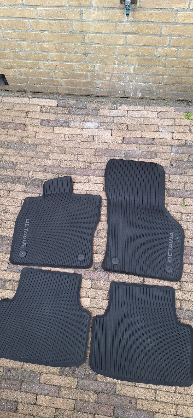 Skoda Octavia 4 rubber mattenset en kofferbakmat, Ophalen, Zo goed als nieuw