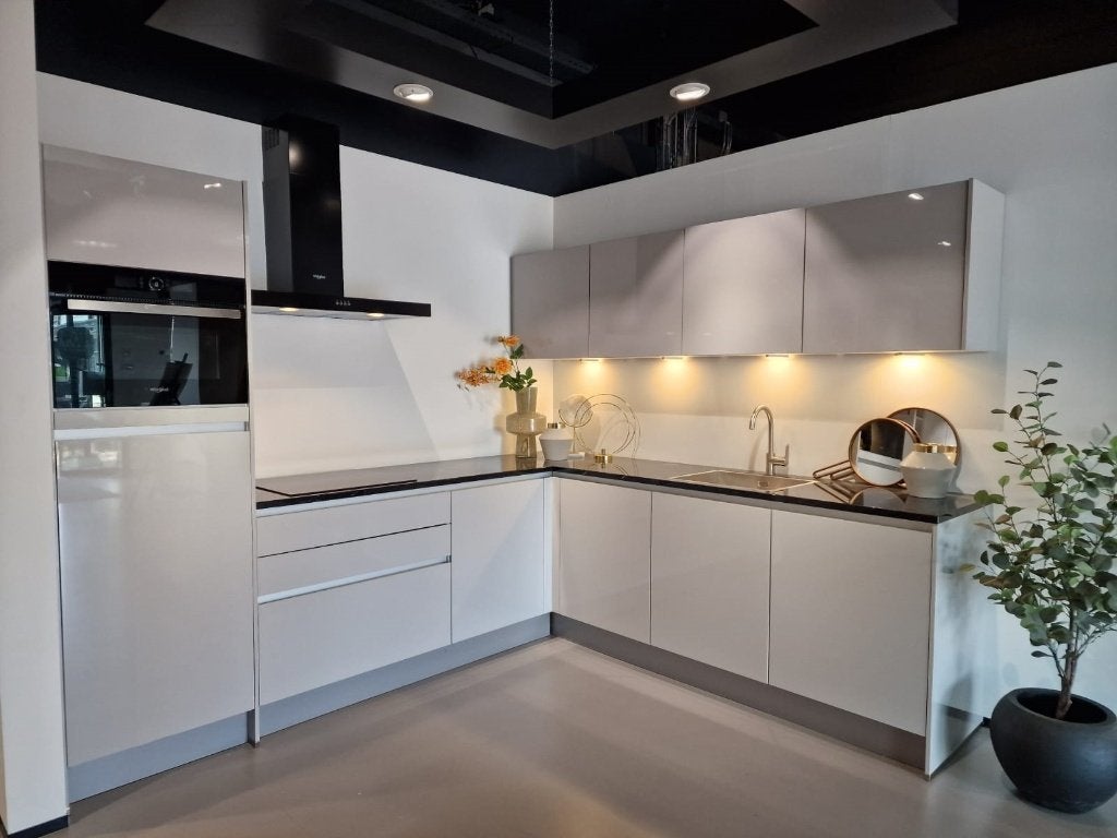 Showroom keuken - Hoogglans lichtgrijs met graniet werkblad, Ophalen, Zo goed als nieuw