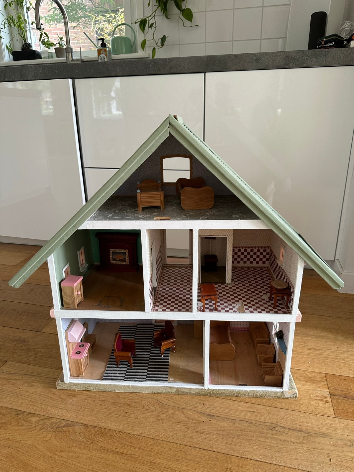 Groot handgemaakt houten poppenhuis met meubels, Ophalen, Gebruikt, Poppenhuis
