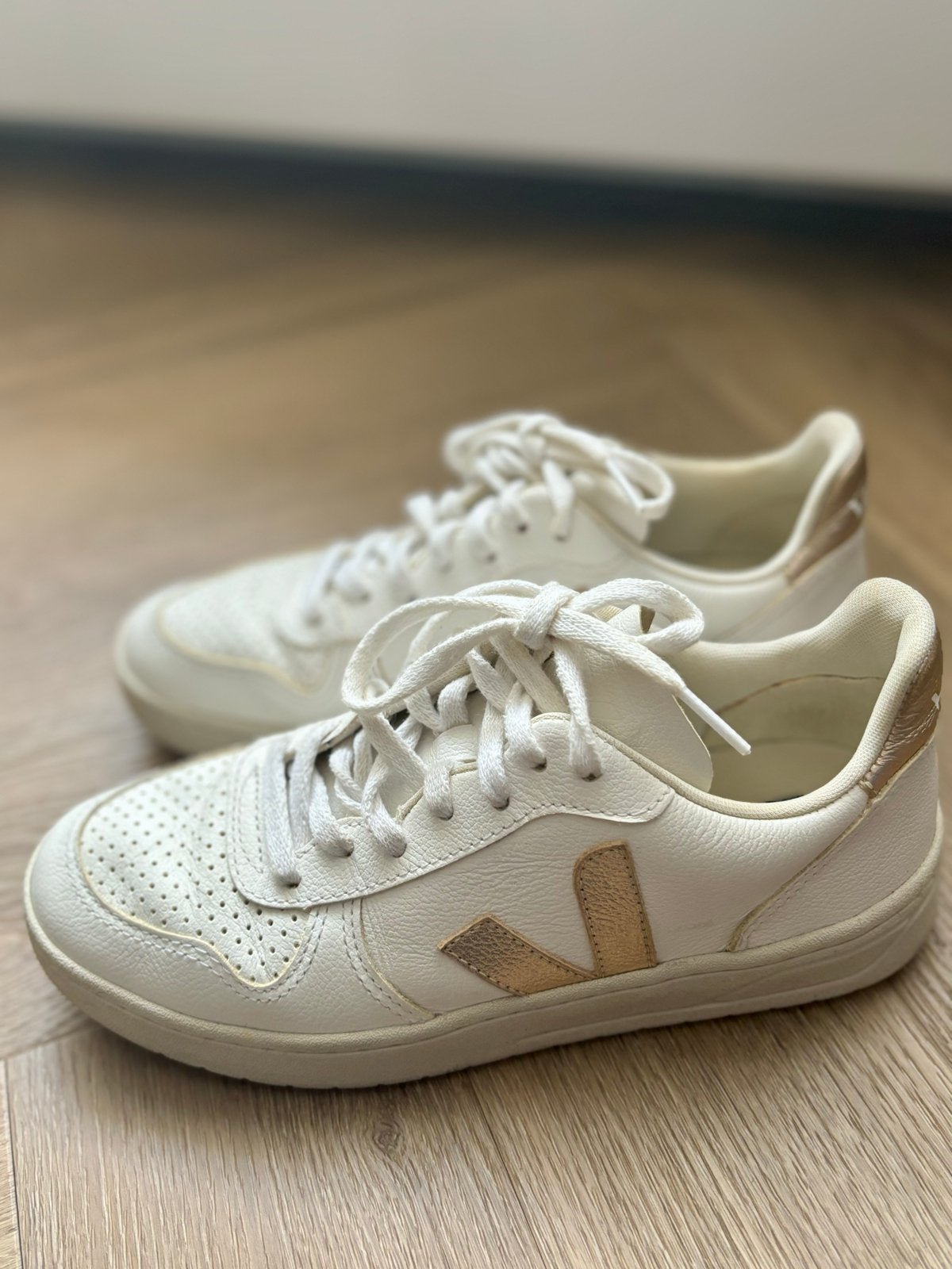 Veja V-10 Sneakers Dames - Wit/Goud - Maat 38, Ophalen of Verzenden, Gedragen, Wit, Sneakers of Gympen