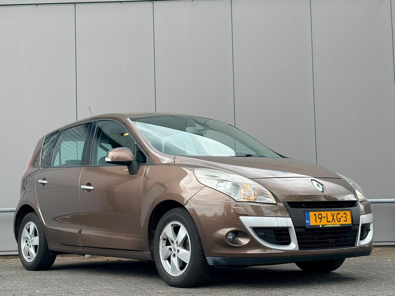 Renault scenic 2.0 dynamiqeu automaat nieuwe apk trekhaak ac, Auto's, Renault, Euro 5, Stof, 4 cilinders, Bruin