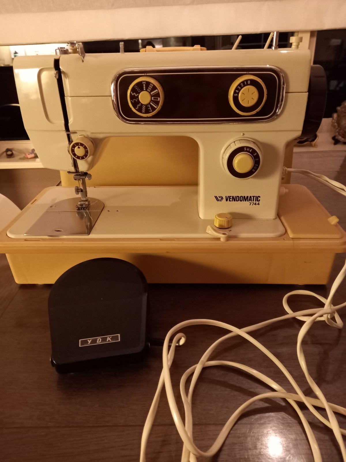 Vendomatic 7744 Naaimachine met accessoires, Hobby en Vrije tijd, Ophalen of Verzenden, Gebruikt, Naaimachine, Overige merken