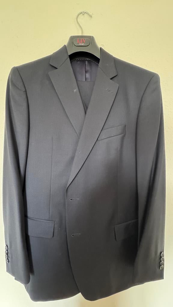 Donkerblauw kostuum, Bijenkorf, maat 27 (XL), als nieuw, Kleding | Heren, Kostuums en Colberts, Ophalen of Verzenden, Zo goed als nieuw