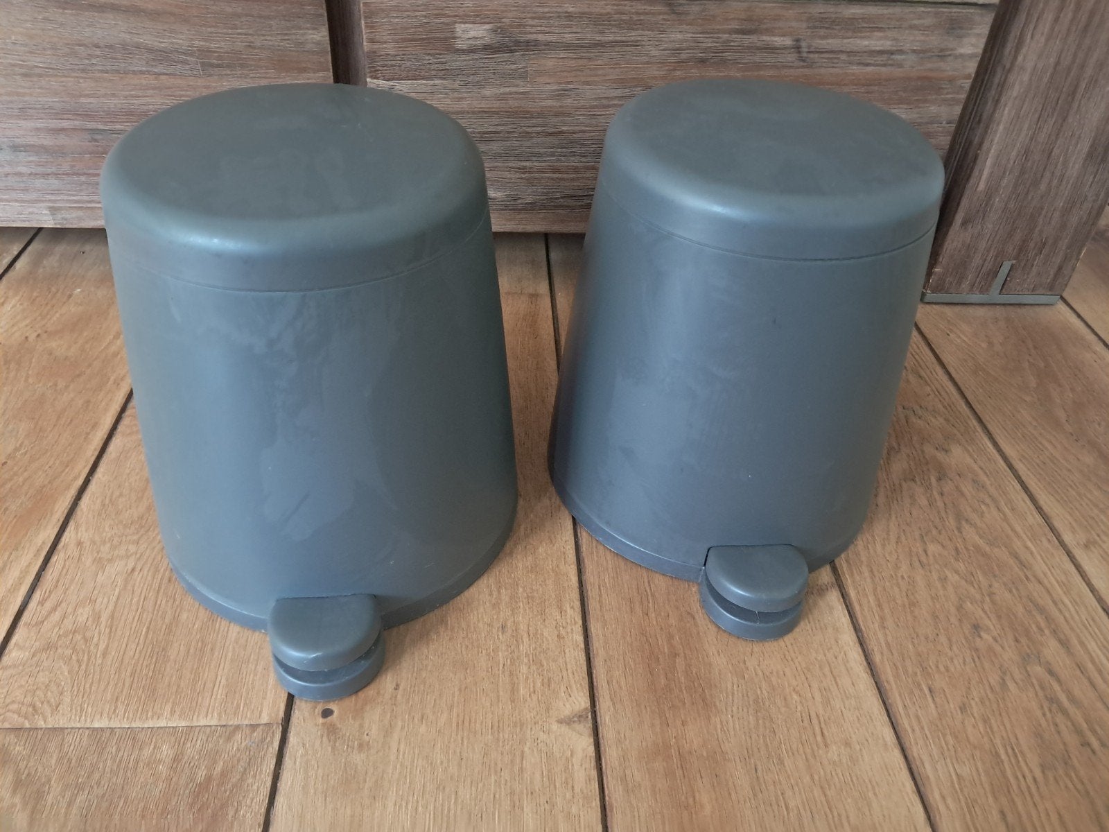 Set van 2 grijze pedaalemmers, Ophalen, Kunststof, Gebruikt, Met pedaal